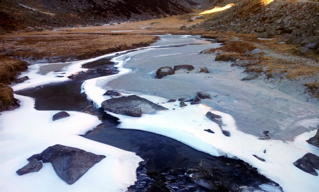 Il torrente che scende dalla val d'Amola è a tratti ghiacciato e a tratti scorrevole.....e qui siamo attorno ai 2000m Il torrente che scende dalla val d'Amola è a tratti ghiacciato e a tratti scorrevole.....e qui siamo attorno ai 2000m