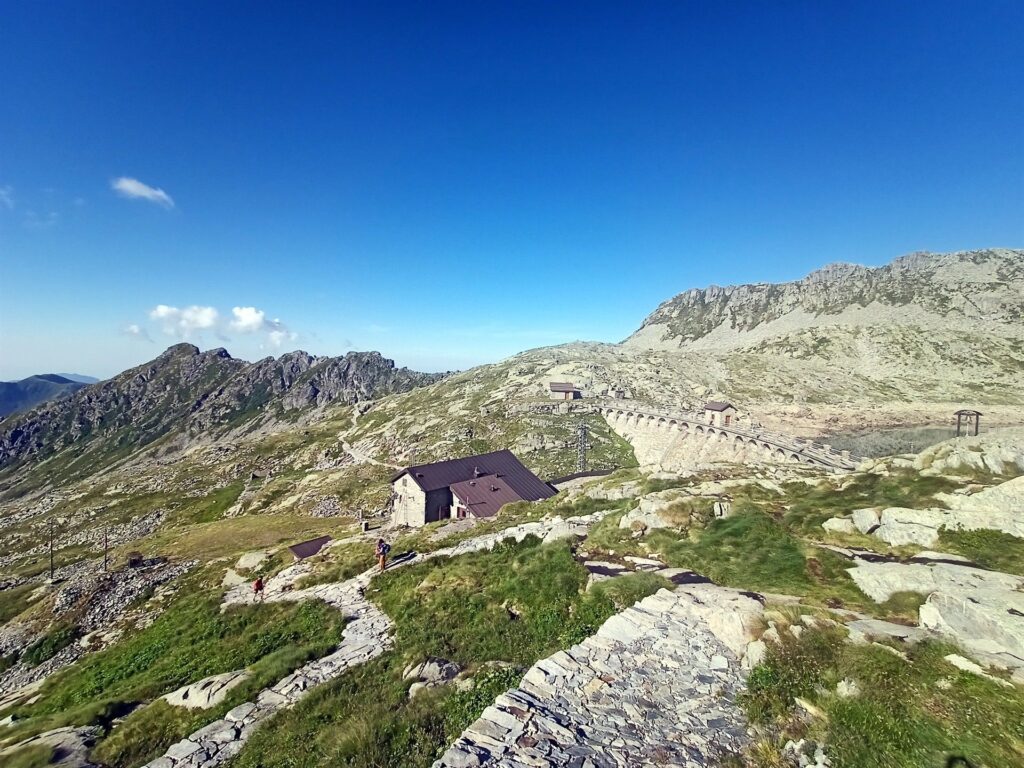Accanto al rifugio, c'è anche la diga che delimita il lago della vacca Accanto al rifugio, c'è anche la diga che delimita il lago della vacca
