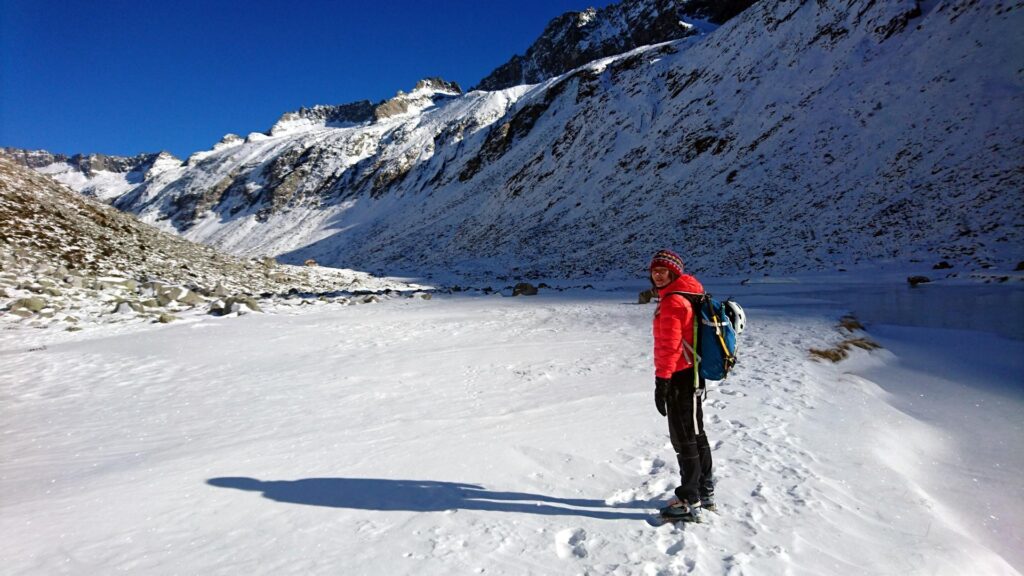 Procediamo per tutto il fondovalle accanto al torrente ghiacciato fino alla baita Adamé, a circa metà valle Procediamo per tutto il fondovalle accanto al torrente ghiacciato fino alla baita Adamé, a circa metà valle