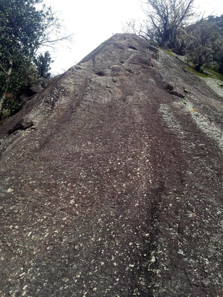 Da qui non si capisce, ma il terzo tiro &egrave; un bello spigolo frastagliato e con arrampicata divertente. Il grado &egrave; sempre sul 4b-4c, ma questo &egrave; proprio un bel tiro!