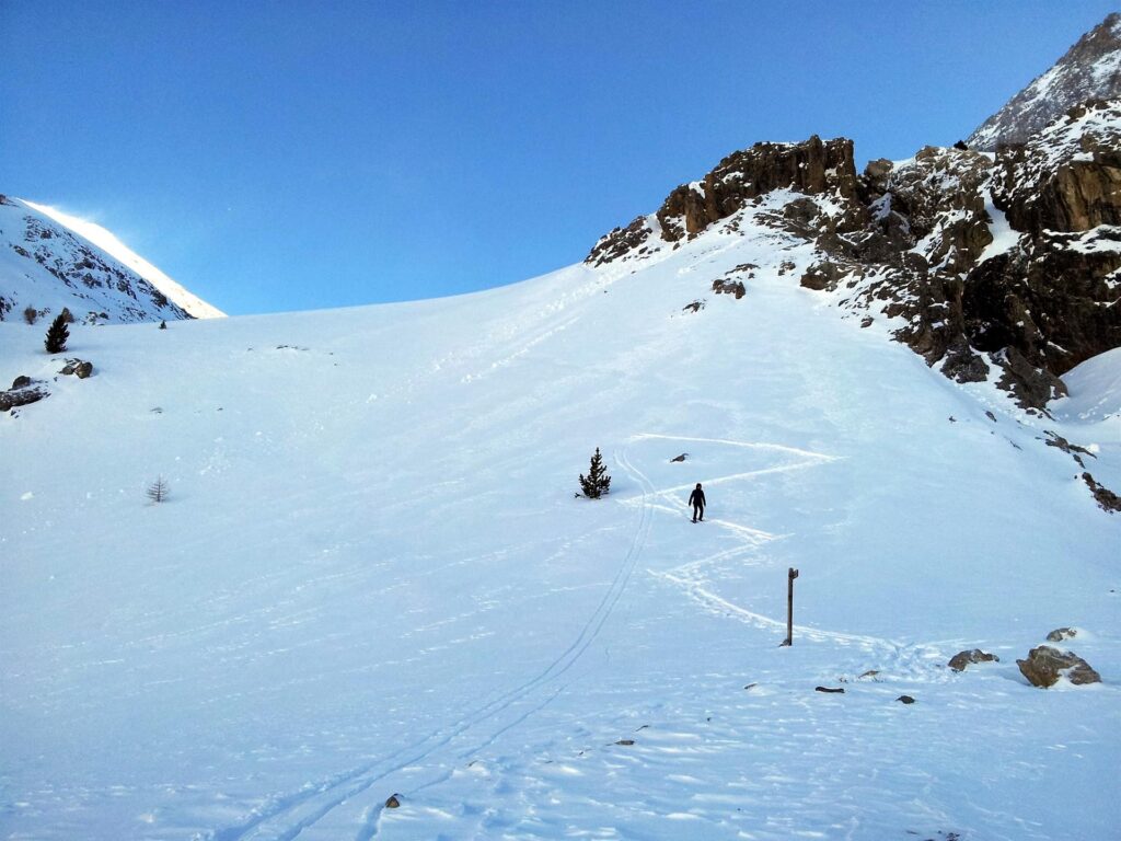 Saliamo un pezzetto del pendio iniziale ma guardandomi attorno la situazione non mi piace. Intanto, non c'è una singola traccia. Il che mi fa pensare. Seconda cosa, vedo il colle du Chaberton che è tutto spelato e battuto dal vento.....e anche questo non mi ispira. Infine, e non meno importante, ci sono tracce di piccole slavine sul pendio che abbiamo iniziato a salire. Difatti, è tutta neve di accumulo portata dal vento e questo sicuramente non garantisce per nulla la stabilità del pendio. Facciamo qualche curva di prova, ma poi confermiamo l'ipotesi. Si scende. E si cambia gita. Saliamo un pezzetto del pendio iniziale ma guardandomi attorno la situazione non mi piace. Intanto, non c'è una singola traccia. Il che mi fa pensare. Seconda cosa, vedo il colle du Chaberton che è tutto spelato e battuto dal vento.....e anche questo non mi ispira. Infine, e non meno importante, ci sono tracce di piccole slavine sul pendio che abbiamo iniziato a salire. Difatti, è tutta neve di accumulo portata dal vento e questo sicuramente non garantisce per nulla la stabilità del pendio. Facciamo qualche curva di prova, ma poi confermiamo l'ipotesi. Si scende. E si cambia gita.