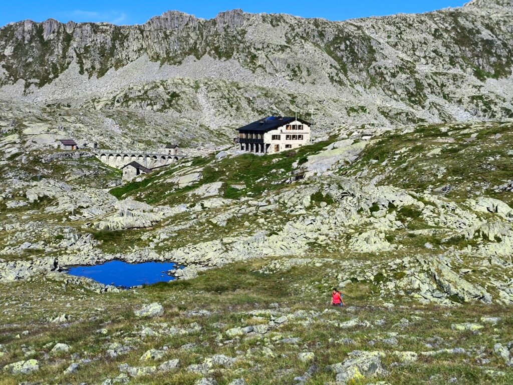 Altro scorcio del rifugio e della diga lungo la traccia di salita verso l'attacco della nostra via Altro scorcio del rifugio e della diga lungo la traccia di salita verso l'attacco della nostra via