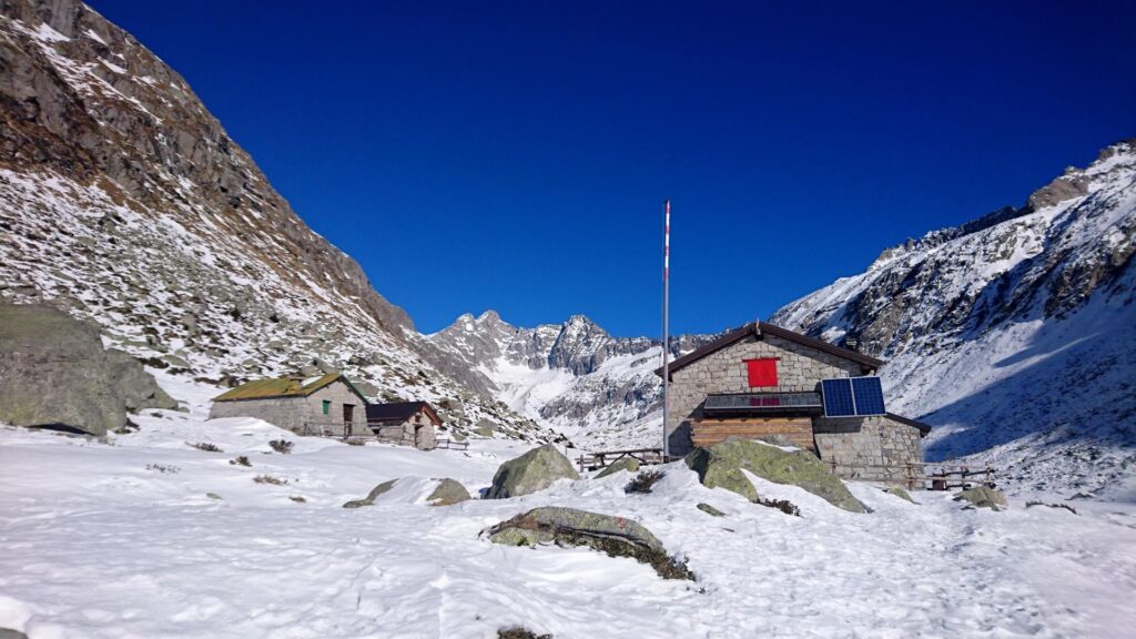 Ecco la baita nella sua bella location. Peccato che sia chiusa (ovviamente) Ecco la baita nella sua bella location. Peccato che sia chiusa (ovviamente)