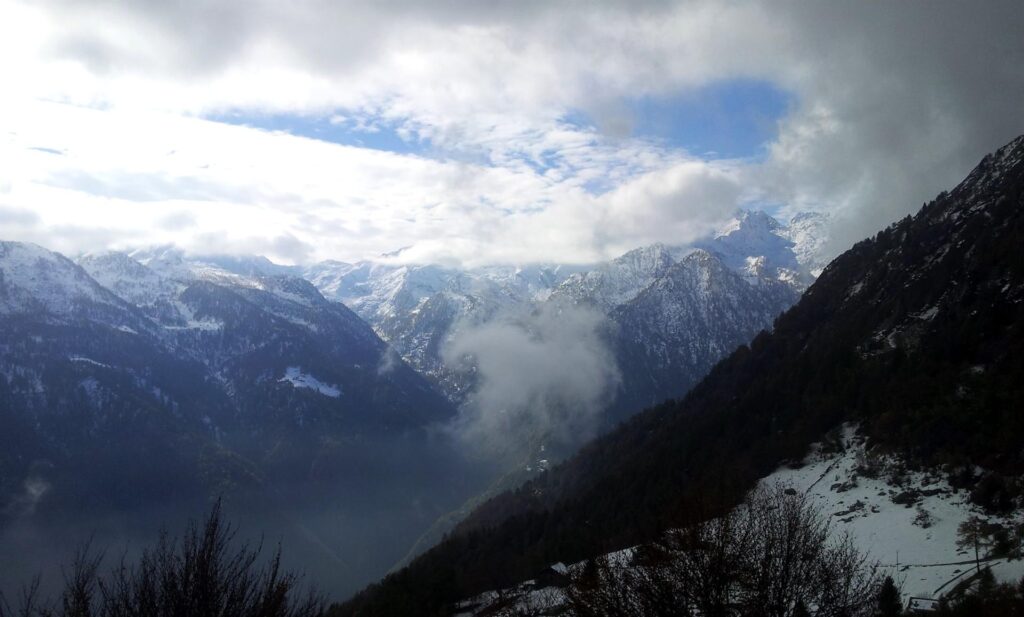 nel frattempo, una fotina del mutevole cielo sopra alla valle di Champorcher, che oggi ci ha regalato giochi di luce magnifici e paesaggi notevoli nel frattempo, una fotina del mutevole cielo sopra alla valle di Champorcher, che oggi ci ha regalato giochi di luce magnifici e paesaggi notevoli