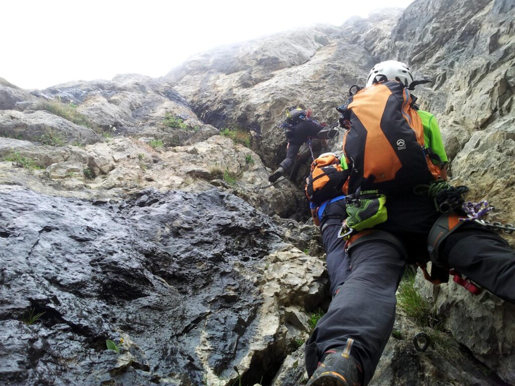 eccoci in uno dei punti pi&ugrave; stron7i. 15 metri verticali con roccia umida o bagnata, seguiti da un bel traversino esposto