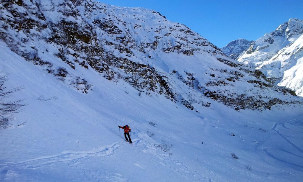 Risaliamo per un po' tracciando noi, ma ci sono alcuni punti in cui la neve &egrave; molto dura, con traversi gi&agrave; impegnativi con gli sci.....figuratevi con la tavola! il Gallo, si dispera, ci prova, scalpita e tutto.....ma non passa. Allora caccia fuori i rampant. Spavaldo riparte con i suoi rampant, peccato che dopo neanche un metro, uno dei due rampant si stacca dalla split e finisce qualche metro a valle! Povera bestia...........non gli resta che arrivare in fondo al traverso e partire alla ricerca del rampant perduto