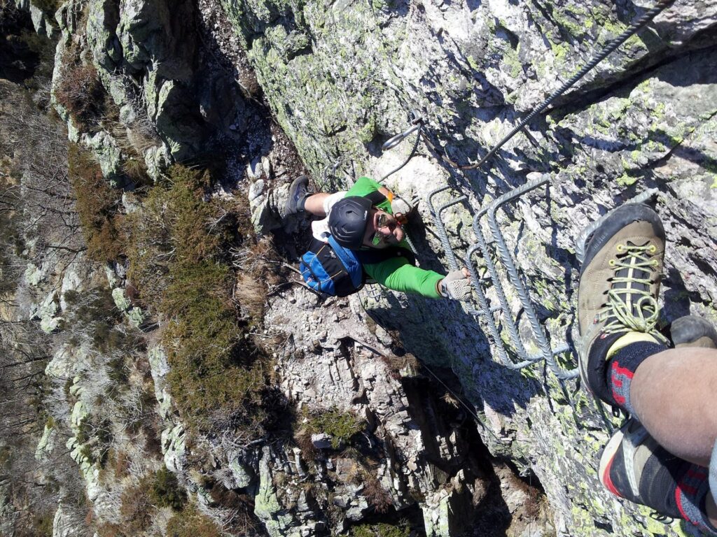 Eccoci di nuovo su verticale, con Marty in risalita sui pioli della via attrezzata