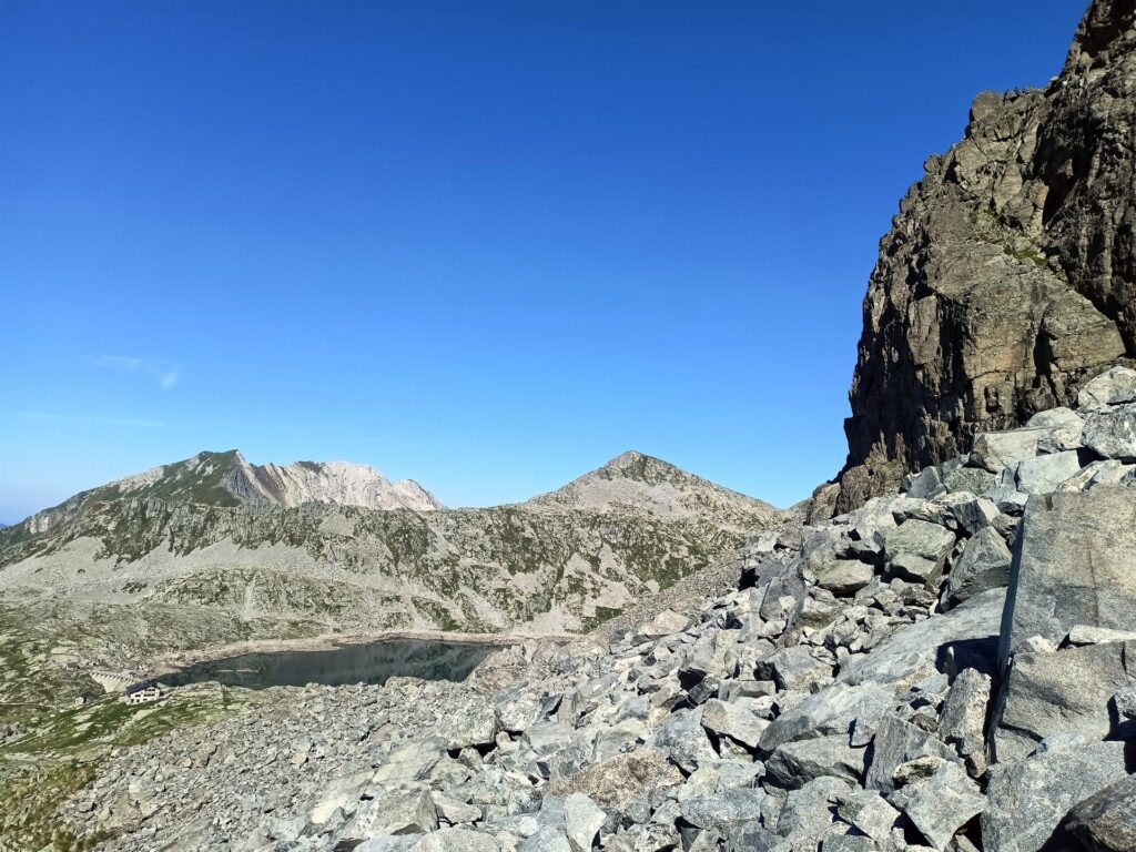 Risalito il ghiaione, siamo praticamente all'attacco della via e iniziamo a vedere meglio il lago della vacca Risalito il ghiaione, siamo praticamente all'attacco della via e iniziamo a vedere meglio il lago della vacca