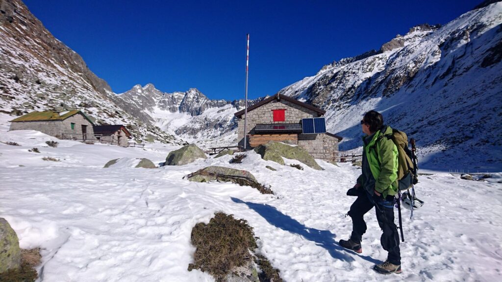 Gab dà una sbirciata verso il fondo della valle e quello che in teoria dovrebbe essere il monte Fumo. L'Adamello invece non si vede...è più a sinistra rispetto alla fine della valle Gab dà una sbirciata verso il fondo della valle e quello che in teoria dovrebbe essere il monte Fumo. L'Adamello invece non si vede...è più a sinistra rispetto alla fine della valle