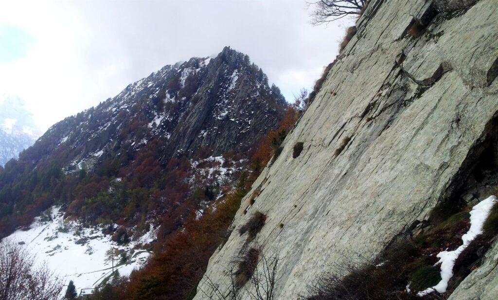 vista delle placche accanto a noi dalla prima sosta vista delle placche accanto a noi dalla prima sosta