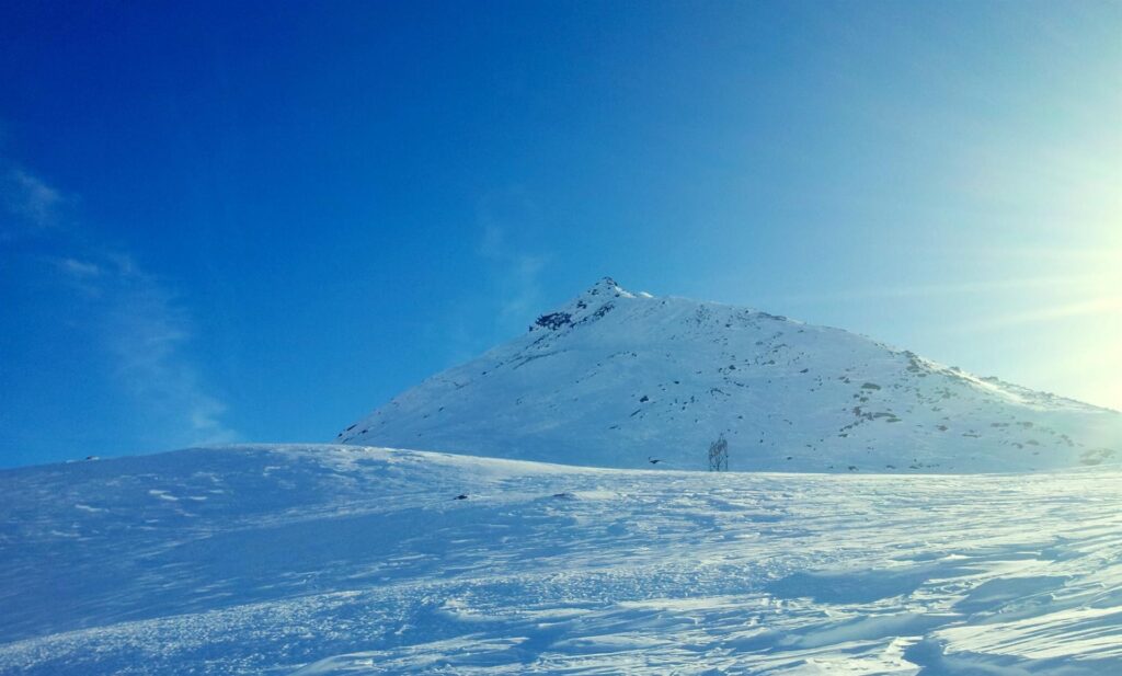 Ci avviciniamo alla cresta ovest della nostra cima, che alla fine scegliamo di percorrere come strada di salita