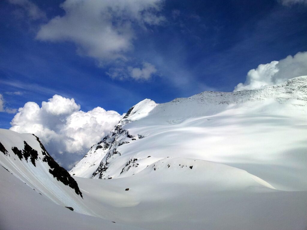 Ecco la nostra meta in tutto il suo splendore!!! Il monte Leone e la sua bellissima e lunghissima cresta Ecco la nostra meta in tutto il suo splendore!!! Il monte Leone e la sua bellissima e lunghissima cresta