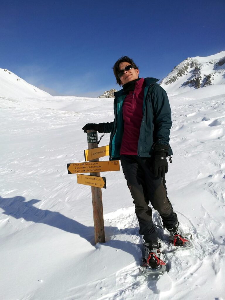 scopriamo di essere in un posto chiamato Clots des Fonds, a 2430mt. Il vento va e viene. Quando va......si sta da dio e c'è un sole della madonna, caldo e gradevolissimo. Quando viene......sono cazzi, con pezzi di ghiaccio che ti arrivano in faccia a 50km l'ora e che fanno anche male. E' ancora presto (10:30 circa) e quindi decidiamo di andare avanti ancora un po' verso una delle mete indicate dai cartelli. Erica ha qualche dolorino dovuto dalle scomode ciaspole e per di più deve valutare il fatto che le toccherà scendere a piedi. Io sono con gli sci, e quindi posso osare un po' di più. scopriamo di essere in un posto chiamato Clots des Fonds, a 2430mt. Il vento va e viene. Quando va......si sta da dio e c'è un sole della madonna, caldo e gradevolissimo. Quando viene......sono cazzi, con pezzi di ghiaccio che ti arrivano in faccia a 50km l'ora e che fanno anche male. E' ancora presto (10:30 circa) e quindi decidiamo di andare avanti ancora un po' verso una delle mete indicate dai cartelli. Erica ha qualche dolorino dovuto dalle scomode ciaspole e per di più deve valutare il fatto che le toccherà scendere a piedi. Io sono con gli sci, e quindi posso osare un po' di più.