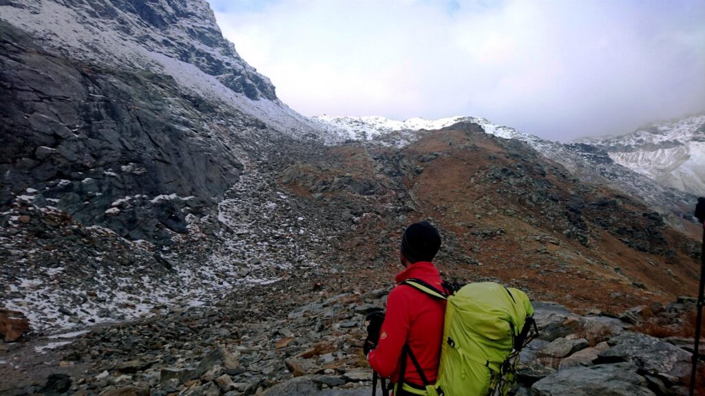 Entro breve, ci aspetta la neve! Da qua, già si vede bene il bivacco sul fondo della valle. Detto questo....ce n'è ancora di strada da fare! Entro breve, ci aspetta la neve! Da qua, già si vede bene il bivacco sul fondo della valle. Detto questo....ce n'è ancora di strada da fare!