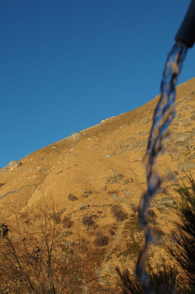 lungo la salita all'alpe Colle di Sopra: in questo tratto ci sono svariate fonti, la montagna &egrave; parecchio antropizzata