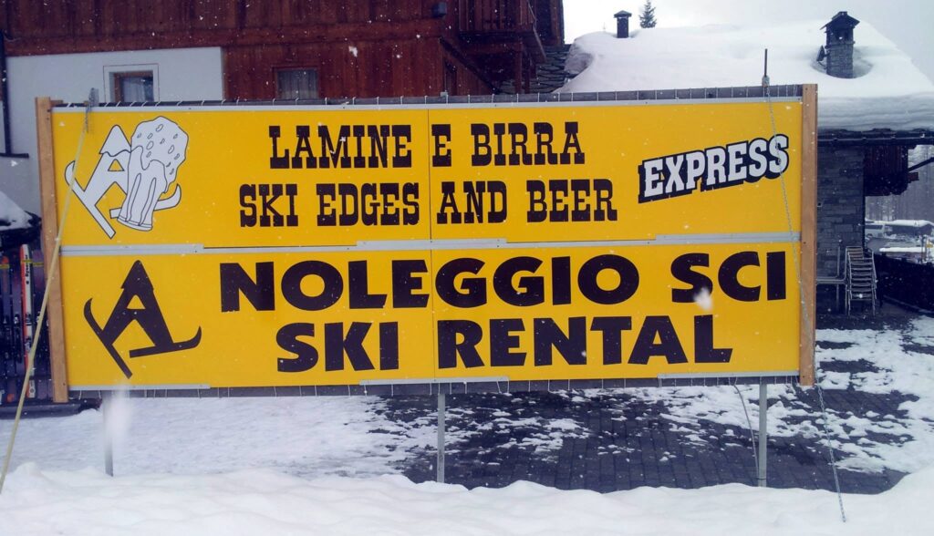 Con un cartello così invitante, era impossibile resistere!! I miei bimbi ora hanno le lame nuove e la mia panza una birra in più! Con un cartello così invitante, era impossibile resistere!! I miei bimbi ora hanno le lame nuove e la mia panza una birra in più!