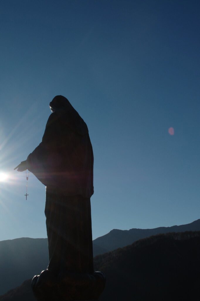 la madonnina al culmine della via crucis: ho ripassato tutti i misteri, sono stata brava