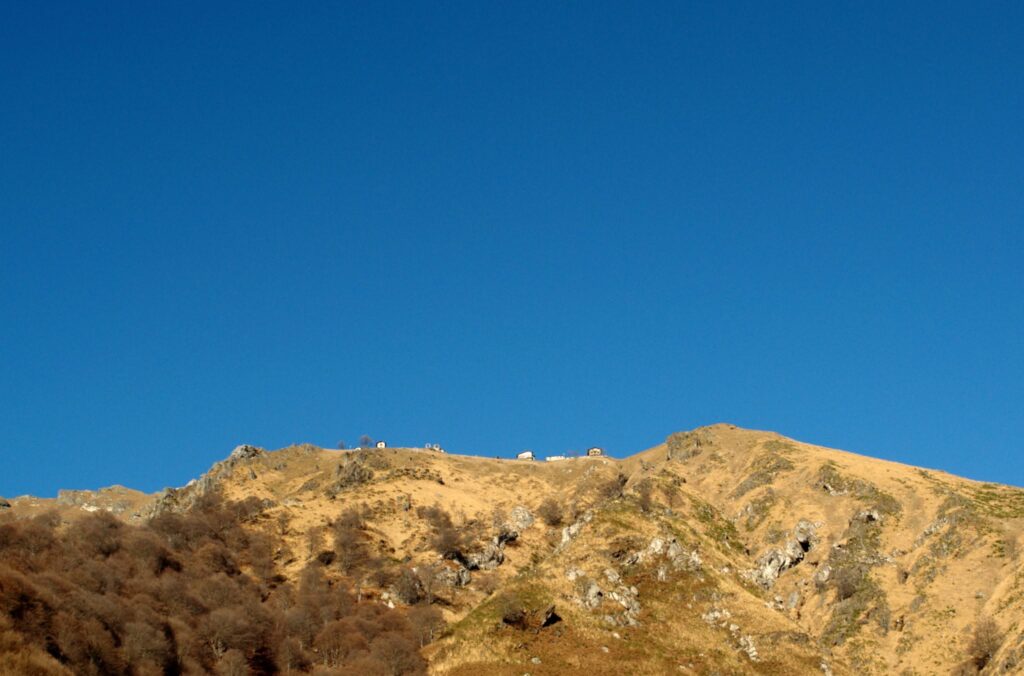 l'alpe Campallero vista dalla strada a tornanti della via crucis: sembra alta.... e lo &egrave;!