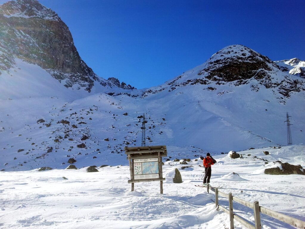 Ecco l'attacco della nostra salita. Filippo è già pronto e ci attende sul ciglio, ma deve adeguarsi ai tempi dell'Armata Brancaleone Ecco l'attacco della nostra salita. Filippo è già pronto e ci attende sul ciglio, ma deve adeguarsi ai tempi dell'Armata Brancaleone