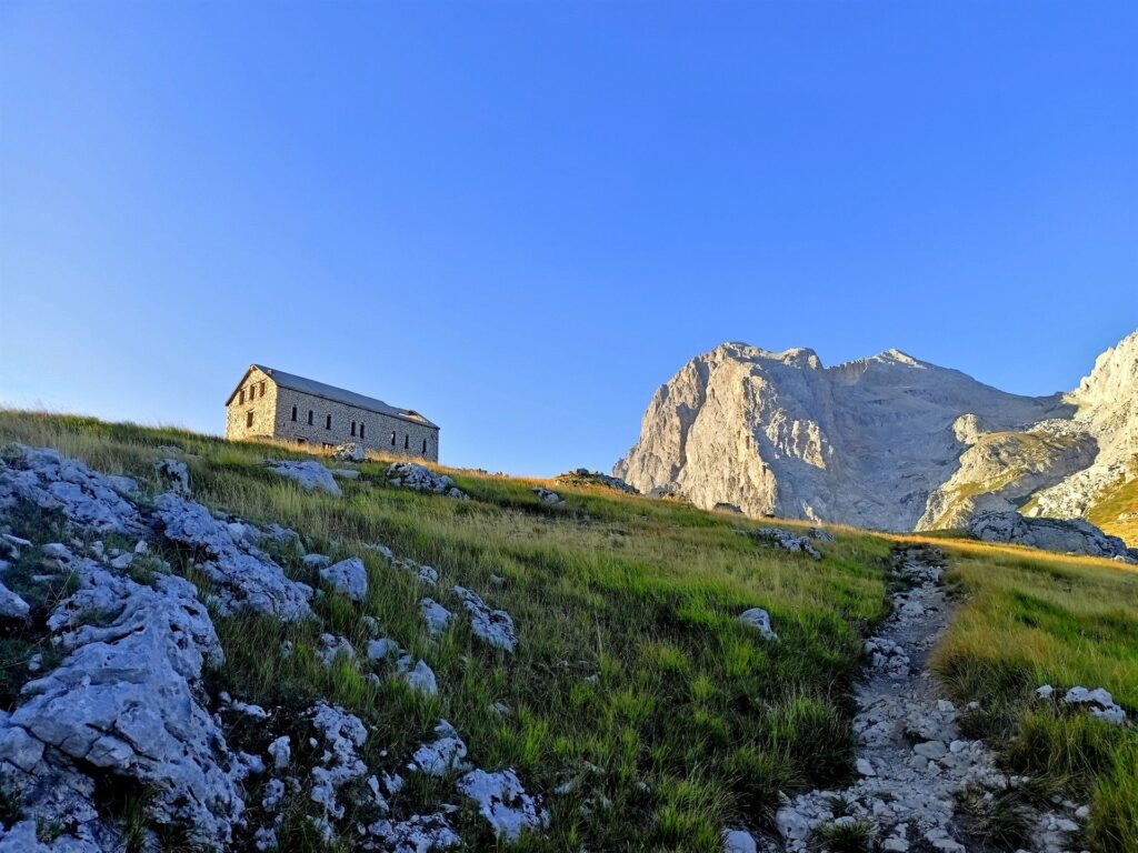 lungo l'avvicinamento dal Valico del Laghetto alla Madonnina, l'Albergo Diruto