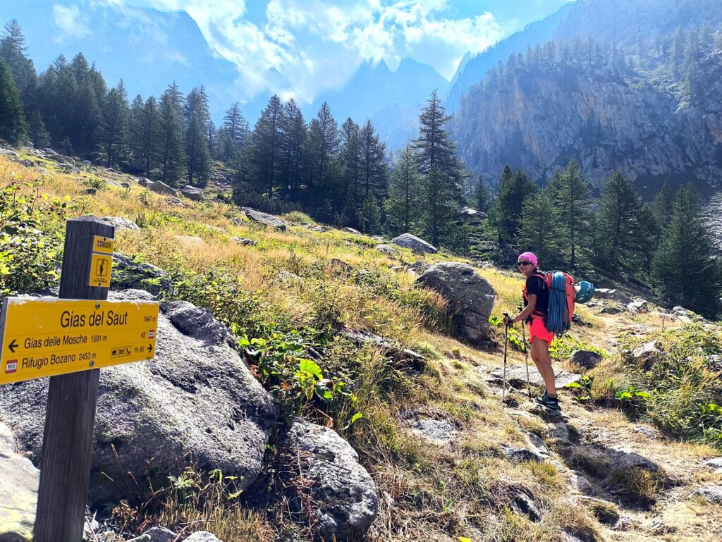 siamo usciti dal bosco di conifere che caratterizza la prima parte di sentiero siamo usciti dal bosco di conifere che caratterizza la prima parte di sentiero