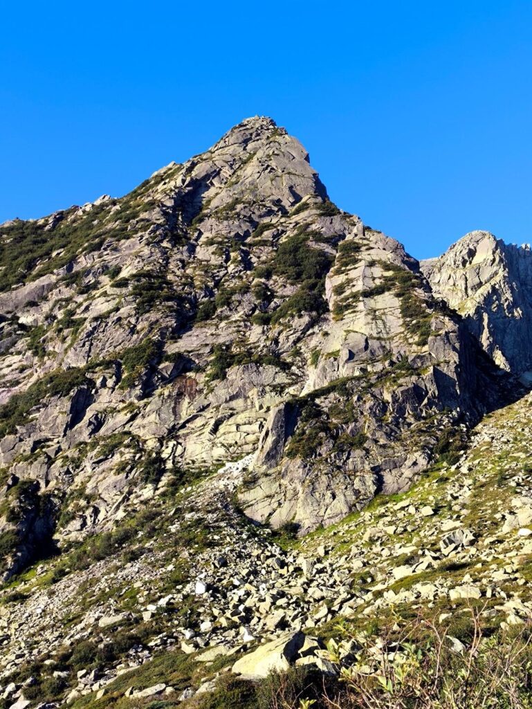 Dopo pochi minuti di cammino si giunge al cospetto del Corno del Pedertich, ma noi staremo alla sua destra Dopo pochi minuti di cammino si giunge al cospetto del Corno del Pedertich, ma noi staremo alla sua destra