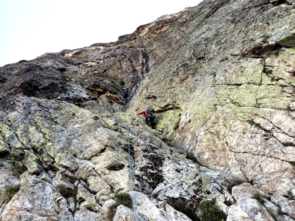 si attacca la de Cessole seguendo questo canale diedro per 60 metri