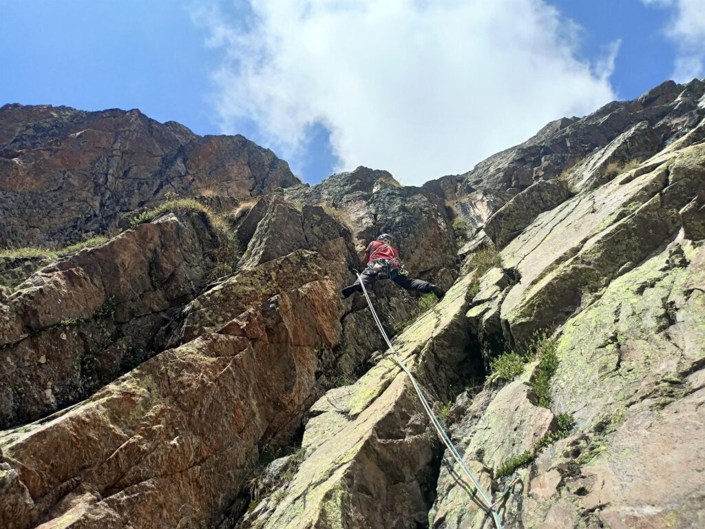 Gabri sul passo di rimonta del diedro nel primo tiro, meno complicato del previsto Gabri sul passo di rimonta del diedro nel primo tiro, meno complicato del previsto