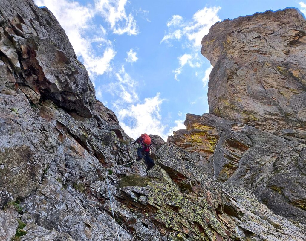 quinto tiro: Erica sul breve muretto di roccia marcia quinto tiro: Erica sul breve muretto di roccia marcia
