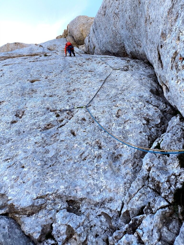 quinto tiro, seguendo prima la fessura diedro di destra, poi spostandosi in placca