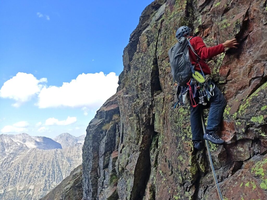 quinto tiro: Gabri da' il cambio a Erica che aveva ovviamente preso l'uscita sbagliata... in realtà bisogna scalare questo bel muro di roccia rossa quinto tiro: Gabri da' il cambio a Erica che aveva ovviamente preso l'uscita sbagliata... in realtà bisogna scalare questo bel muro di roccia rossa