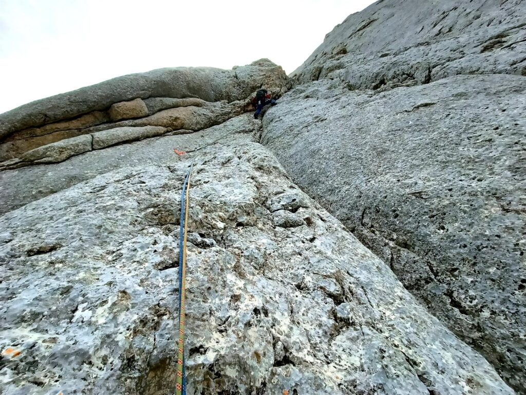terzo tiro: noi siamo andati a rinviare la sosta della via limitrofa, per poi obliquare a destra sotto uno strapiombo