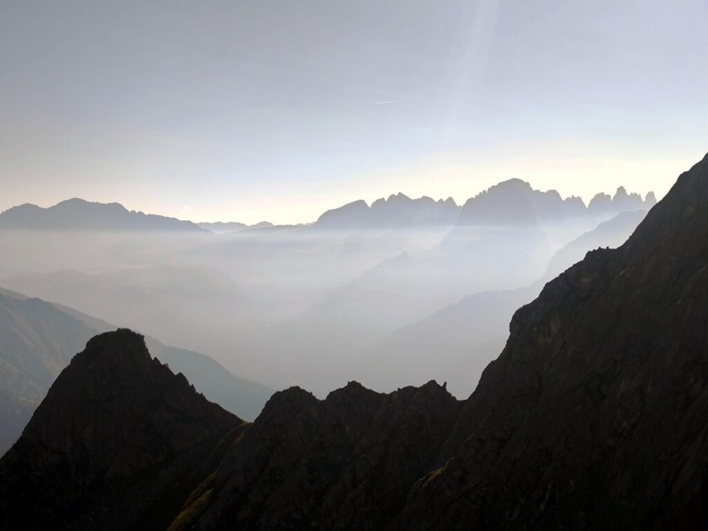 Alla mattina il Brenta è solo una silhouette....ma è sempre affascinante! Alla mattina il Brenta è solo una silhouette....ma è sempre affascinante!