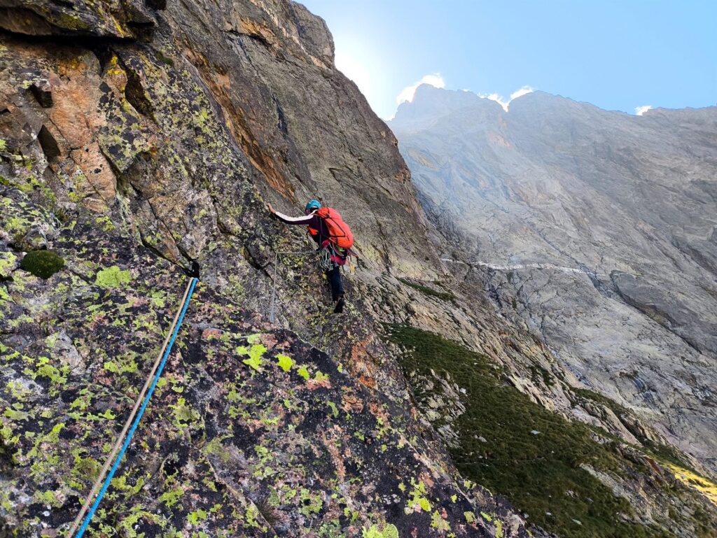 ottavo tiro, traverso facile verso destra per arrivare alla cengia mediana ottavo tiro, traverso facile verso destra per arrivare alla cengia mediana