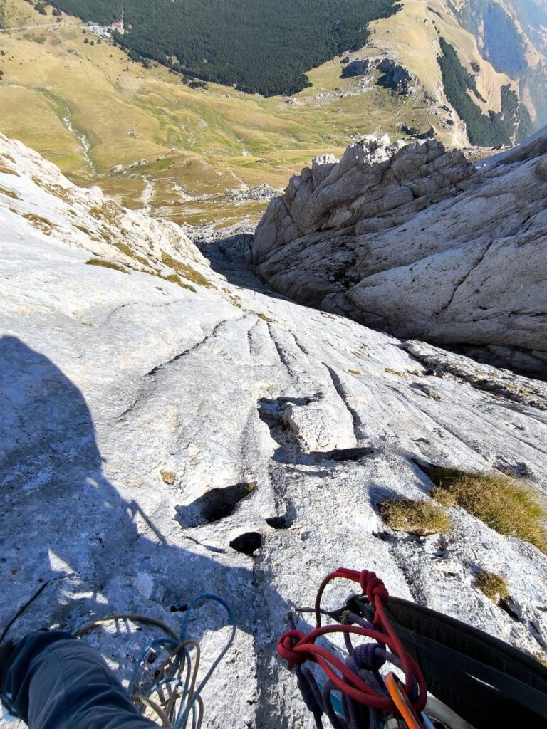 guardando gi&ugrave; la parete &egrave; pi&ugrave; verticale di quel che sembra