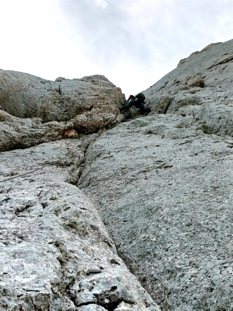 ci si infila poi in questo diedro