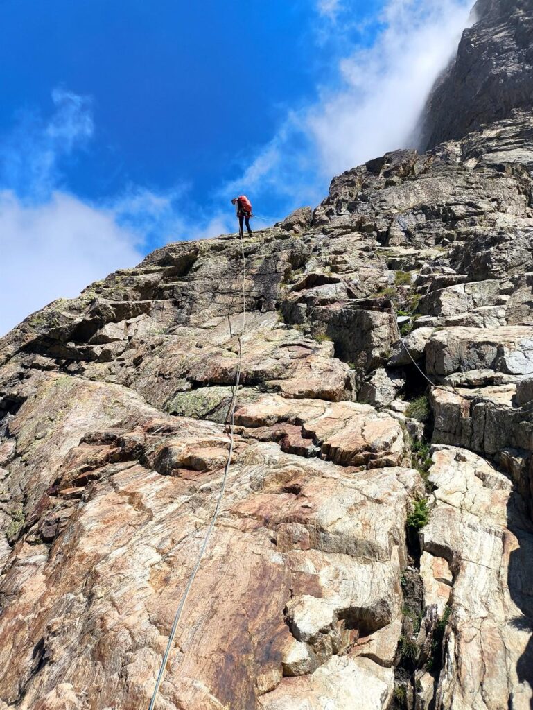 poi calate nel canalone della Normale, come per la de Cessole e per tutte le vie che arrivano allo zoccolo poi calate nel canalone della Normale, come per la de Cessole e per tutte le vie che arrivano allo zoccolo