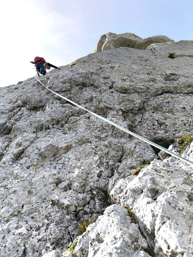 quarto tiro, in placca poi verso sinistra a prendere la rampa che sale verso il masso in sommit&agrave;, dietro il quale si trova la sosta