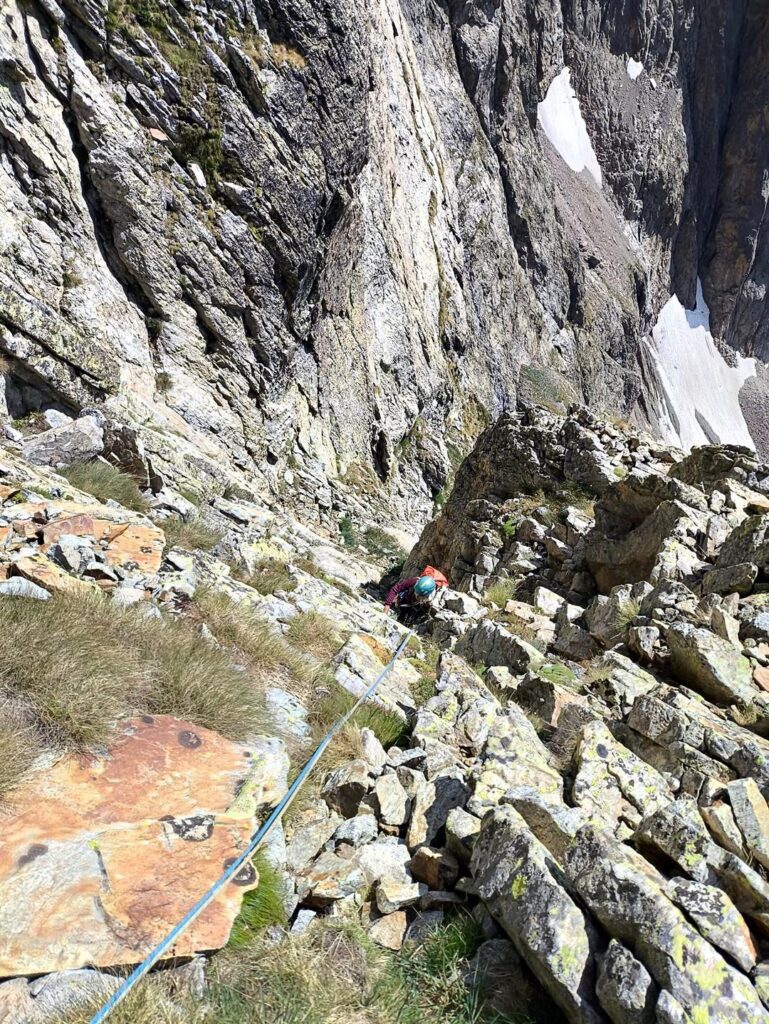 il canalone nascosto che si percorre facilmente e che da accesso all'ultimo tiro della via