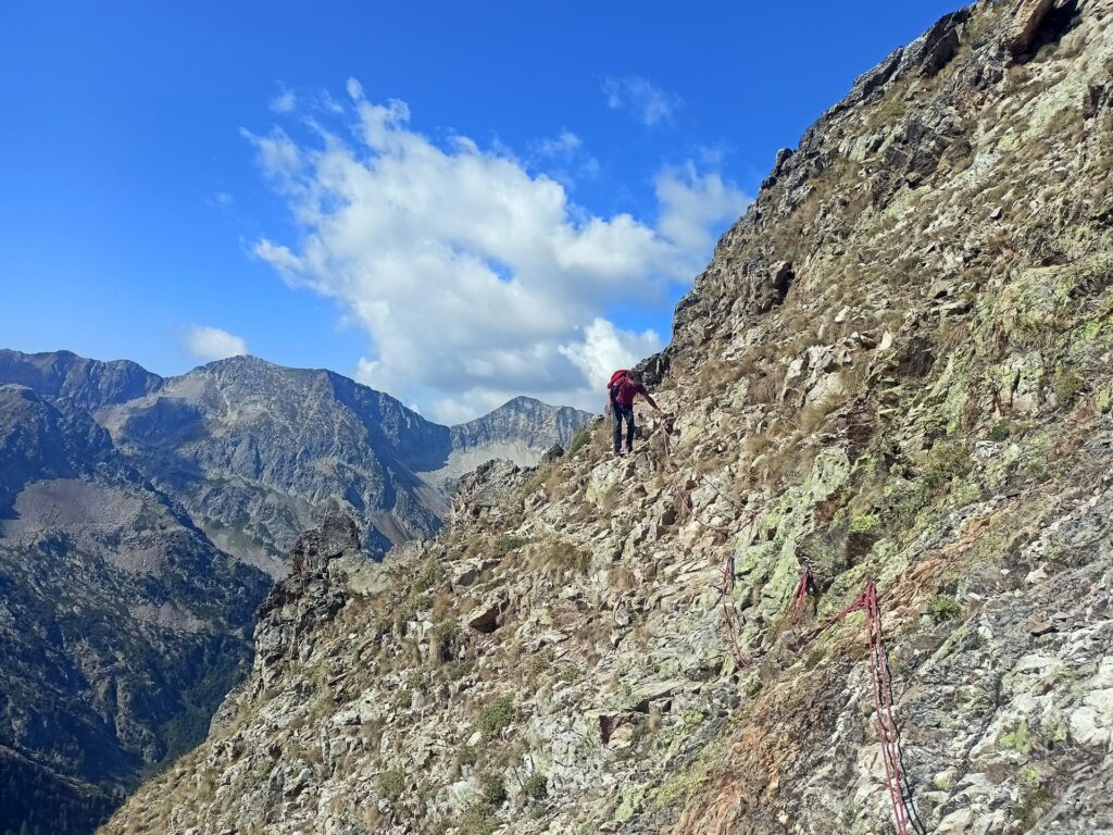 alla fine del traverso esposto vi è un tratto attrezzato con corde fisse che aiuta a perdere quota con maggiore sicurezza alla fine del traverso esposto vi è un tratto attrezzato con corde fisse che aiuta a perdere quota con maggiore sicurezza