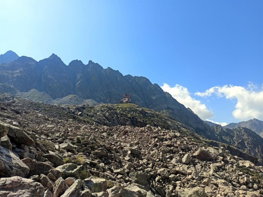 il Rifugio Remondino, anche lui situato in una posizione invidiabile (ma mai come quella del Bozano!) il Rifugio Remondino, anche lui situato in una posizione invidiabile (ma mai come quella del Bozano!)