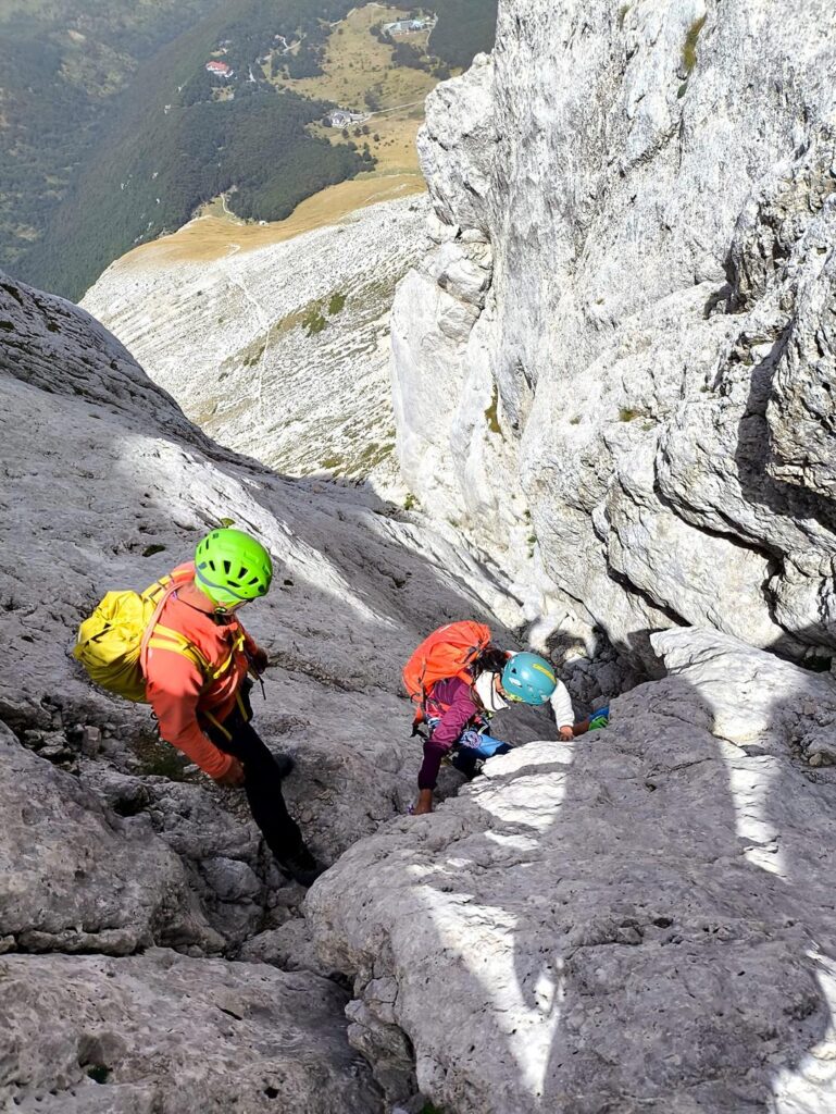 discesa nel canalone Bonacossa, "scortati" dai ragazzi del soccorso alpino che oggi erano qui a ripetere un'altra via