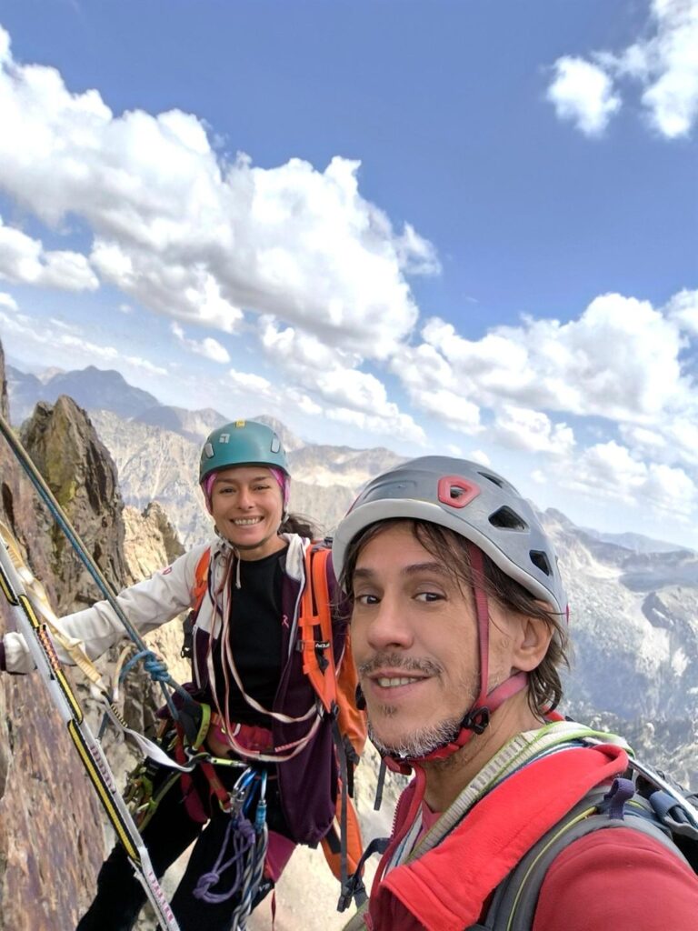 selfie di vetta, poi si parte con le calate selfie di vetta, poi si parte con le calate