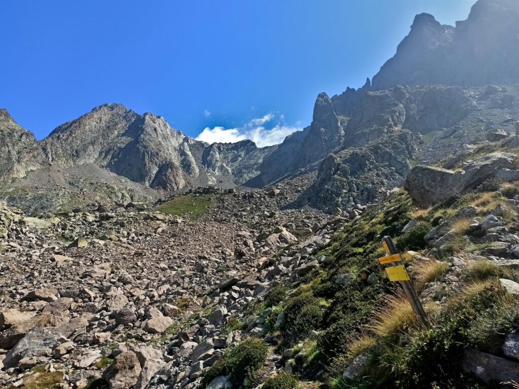 guardando verso il vallone alla cui base c'è il Remondino guardando verso il vallone alla cui base c'è il Remondino