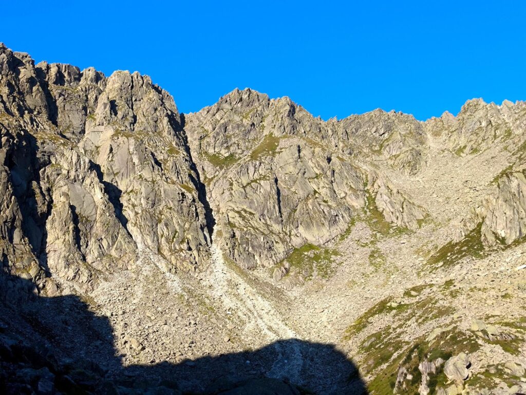 Ecco il vallone del Pedertich visto dal sentiero che porta verso il passo della Nona Ecco il vallone del Pedertich visto dal sentiero che porta verso il passo della Nona