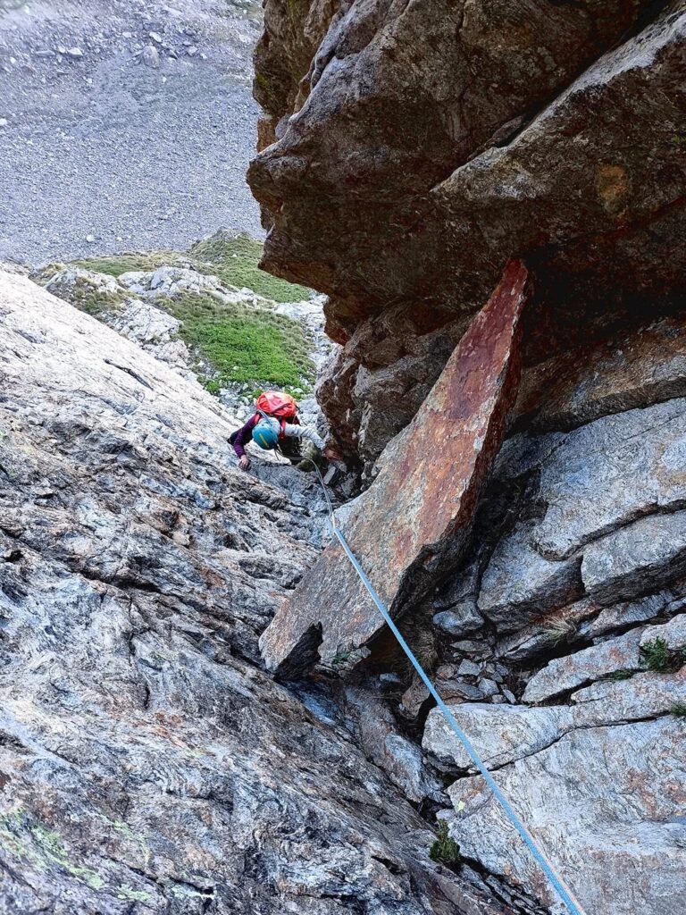 nel canalone c'&egrave; una sosta intermedia per spezzare in due il tiro