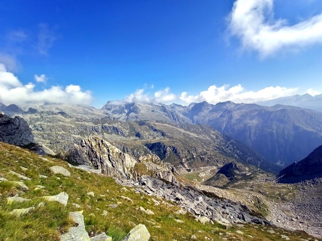 La splendida vista verso la Val d'Amola dalla sosta di L6 La splendida vista verso la Val d'Amola dalla sosta di L6