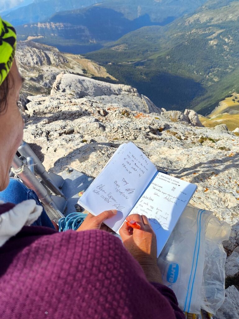 rituale compilazione del libro di vetta