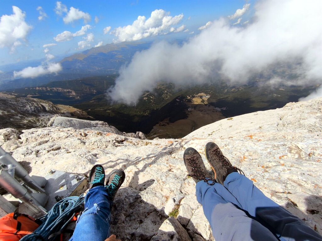 relax comodoni accanto alla croce: nel frattempo le consuete nuvole pomeridiane si inceppano sulla cima