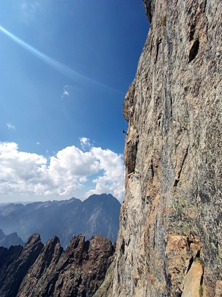 di fianco a noi l'altra cordata si cala sulla Campia